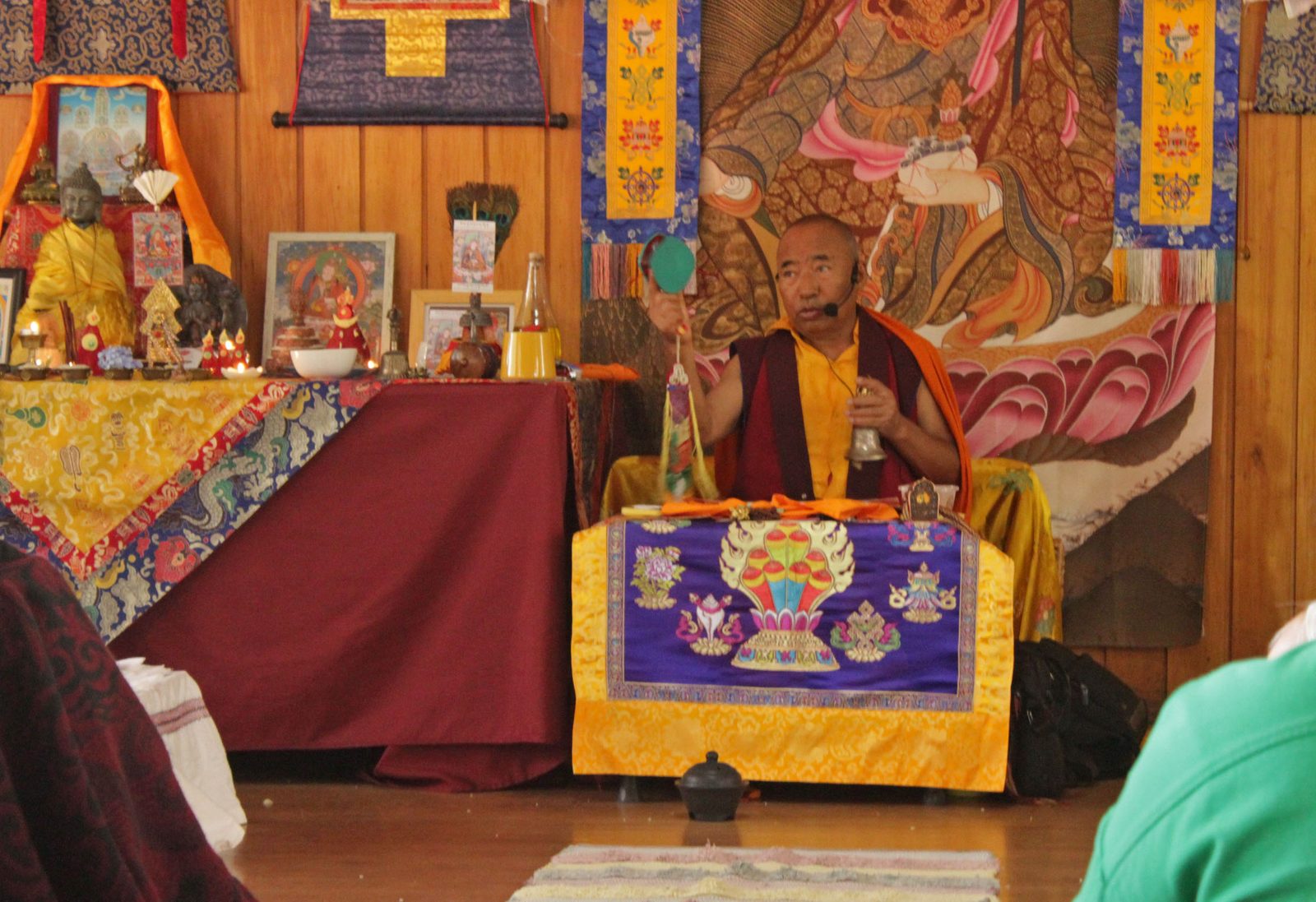 Khenpo Phuntzok Tenzin Rinpoché durante una enseñanza