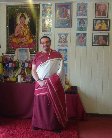 Practicante frente al altar de la sala de Castro
