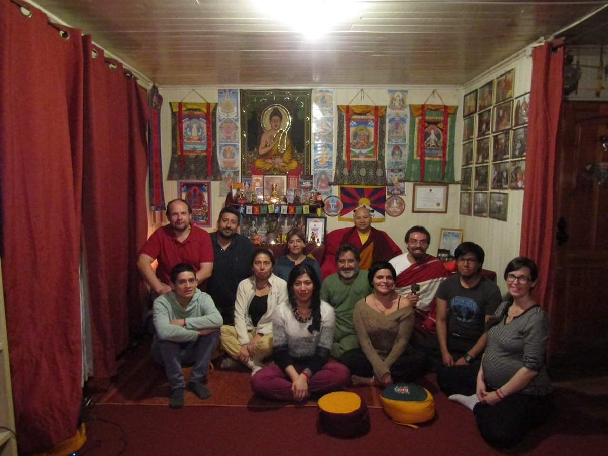 Sangha de Castro reunida junto al maestro en la sala de práctica