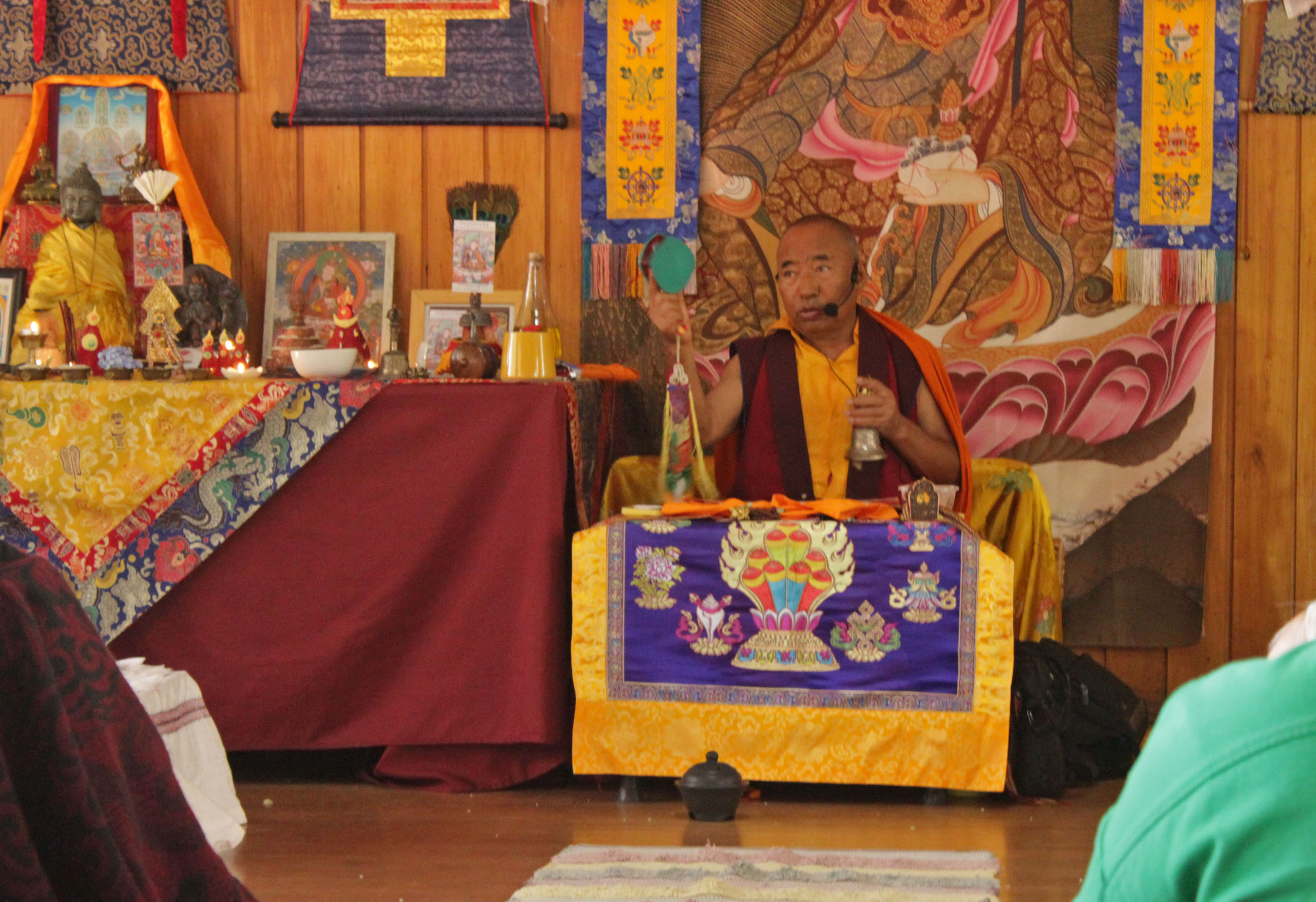 Khenpo Phuntzok Tenzin Rinpoché durante una enseñanza