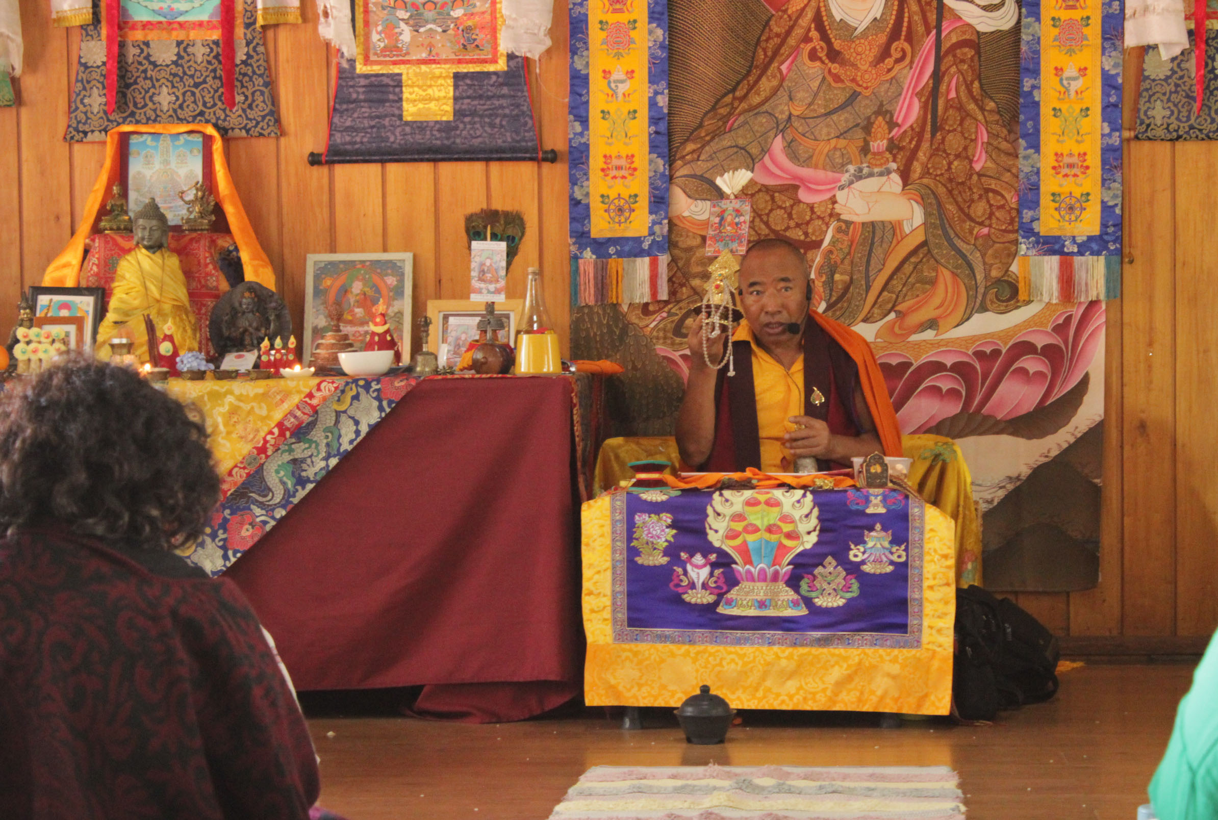 Altar con thangkas y ofrendas