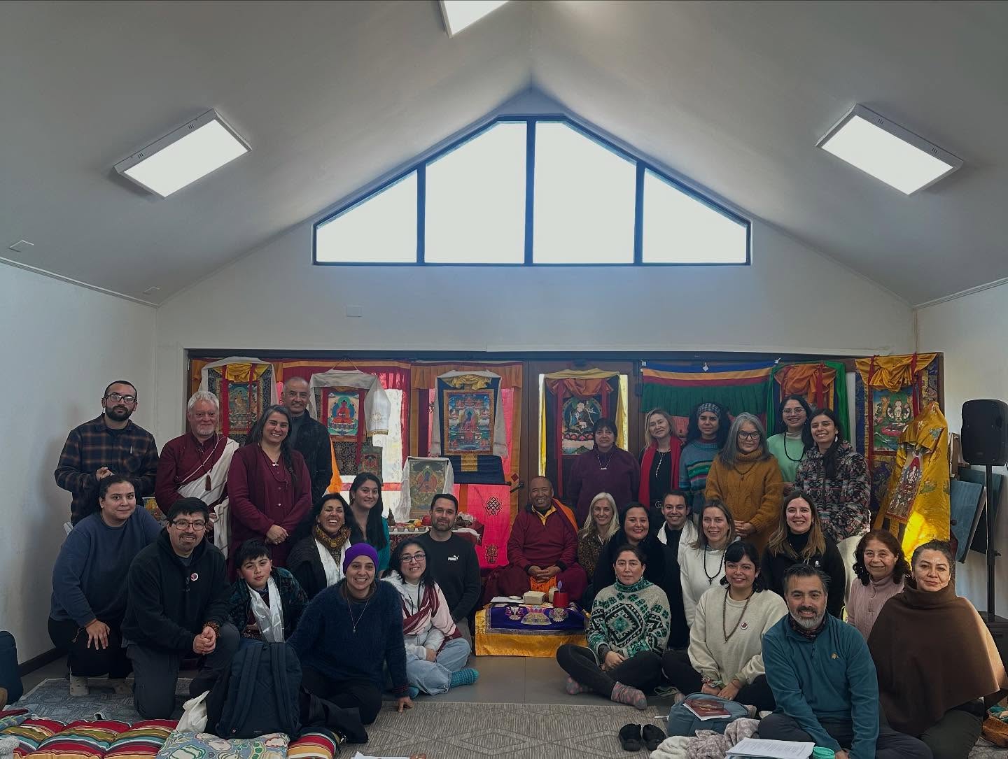 Comunidad reunida junto al maestro tras una enseñanza